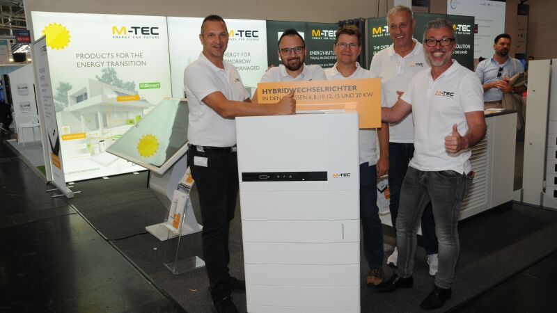 Günter Anders (li.) und das Team von M-Tec präsentierten den Hybridwechselrichter „Energy Butler“ in den Klassen von 6-20 kW.
