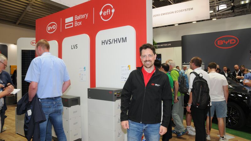Die BYD-„Battery-Box Premium“-Serie biete hohe Sicherheit durch die verbauten Blade-Zellen, berichtete Florian Blaser von der EFT-Systems GmbH, dem Service-Partner von BYD.