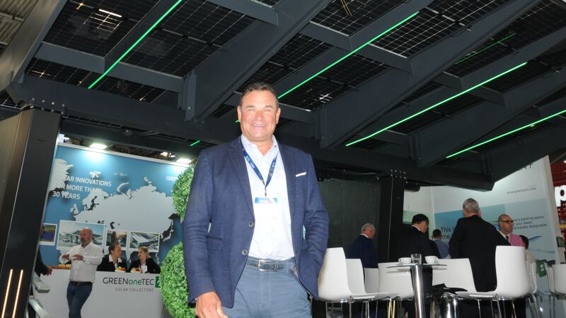 Greenonetec-Geschäftsführer Robert Kanduth bewarb den neuen Solar-Carport, der ein neues Geschäftsfeld für das Unternehmen bedeutet.