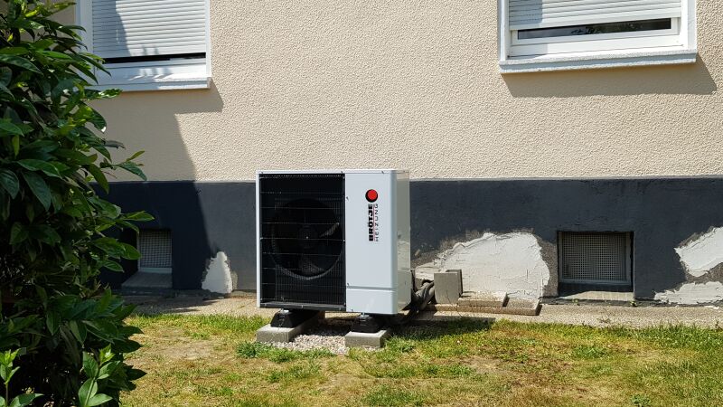 Bei dem fast 90 Jahre alten Zweifamilienhaus in Kassel arbeitet die Wärmepumpe BLW Mono-P 6 OH von Brötje mit Gas-Brennwerttechnik und PV Hand in Hand.