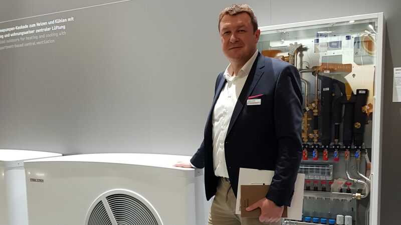 Henning Schulz, Leiter Unternehmenskommunikation von Stiebel Eltron, präsentierte die neue Luft/Wasser-Wärmepumpe WPL 10/13 HK Premium.