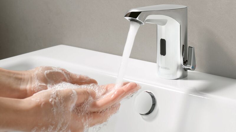 Das Bild zeigt Hände, die unter einem Wasserstrahl gewaschen werden.