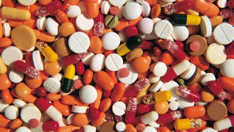Bild zeigt bunte Mischung aus Tabletten