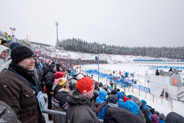 Das Bild zeigt Besucher des Biathlon-Weltcups in Oberhof.