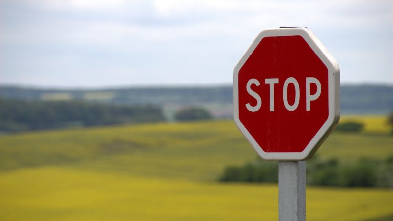 Das Bild zeigt ein Stop-Schild.