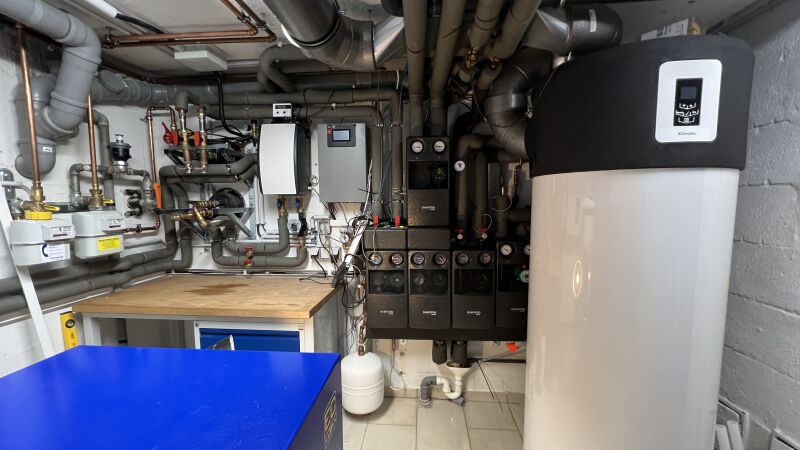 Die Wärmeverluste fallen vor allem im Technikraum des Haupthauses mit unter anderem dem „XRGI 6“ und dem BHKW-Puffer an. Auch diese nutzt die Wärmepumpe zur Trinkwassererwärmung.
