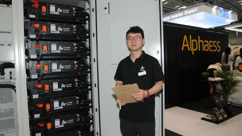 Ethan Wang, Solution Manager vom Produktzentrum der Alpha ESS Europe GmbH, präsentierte ein Stromspeichersystem mit Lithium-Eisenphosphat-Batterien mit einer Kapazität von 372 kWh.