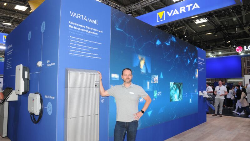 Die Varta AG, im Bild mit Daniel Stiber vom technischen Service, zeigte ihren neuen Hochvolt-Speicher „Varta.Wall“, der in Größen von 5, 7,5 und 10 kW erhältlich ist.