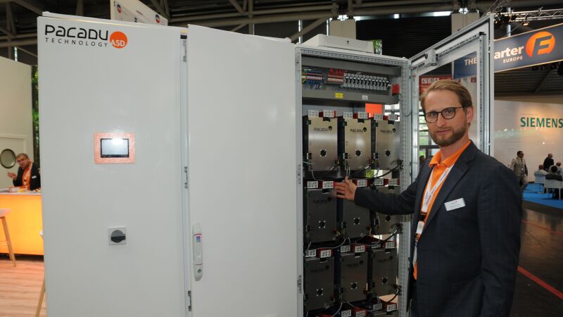 Die „Safe Rescue“-Funktion der ASD Automatic Storage Device GmbH ermöglicht beim Abschalten der Stromspeicher eine minimale Schutzkleinspannung, was ein wesentlicher Beitrag zum Brandschutz sei, so Johannes Wüllner, Bereichsleiter Energie.