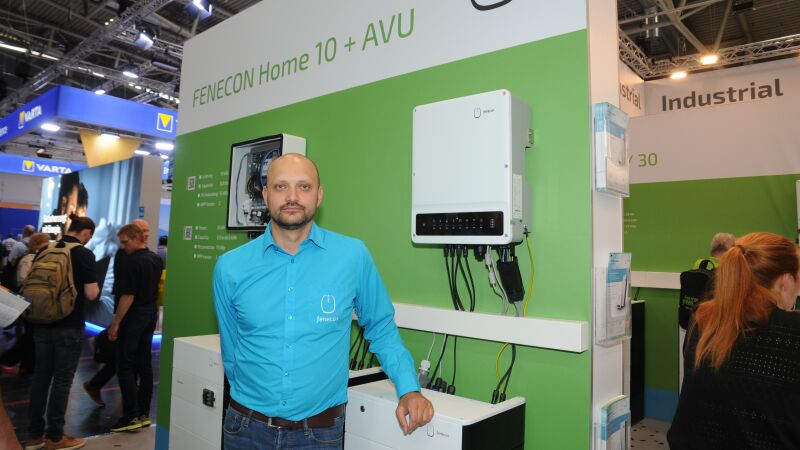 Der „Fenecon Home 10 + AVU“ der Fenecon GmbH bietet eine Leistung von 10 kW bei einer Kapazität von 8,8-66 kWh, so der Entwickler für internationale Geschäfte, Tomas Bilek.