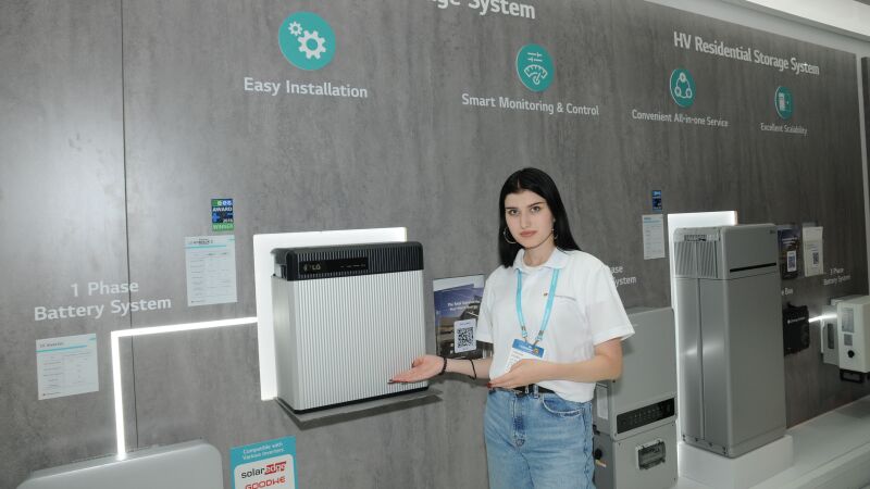 Die LG Energy Solution GmbH präsentierte unter anderem das einphasige System im Niedervoltbereich „LG enblock C“ mit einer Kapazität („total energy“) von 9,8 kWh (Modell „C10“) und 13,1 kWh (Modell „C12“).