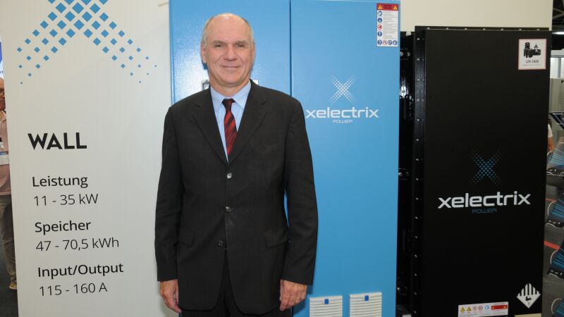 Der Geschäftsführer der Xelectrix Power GmbH, Dr.-Ing. Kai Steinfeld, vor einem der Lithium-Eisenphosphat-Speicher, die im Nutzkapazitätsbereich zwischen 20 und 500 kWh angeboten werden.