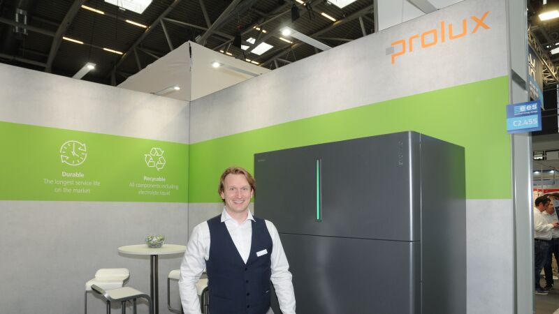 Johannes Häntzschel, Leiter des Geschäftsfeldes Batteriespeicher bei Prolux Solutions, freute sich über den gelungenen Verkaufsstart des Redox-Flow Speichers „Storac“.