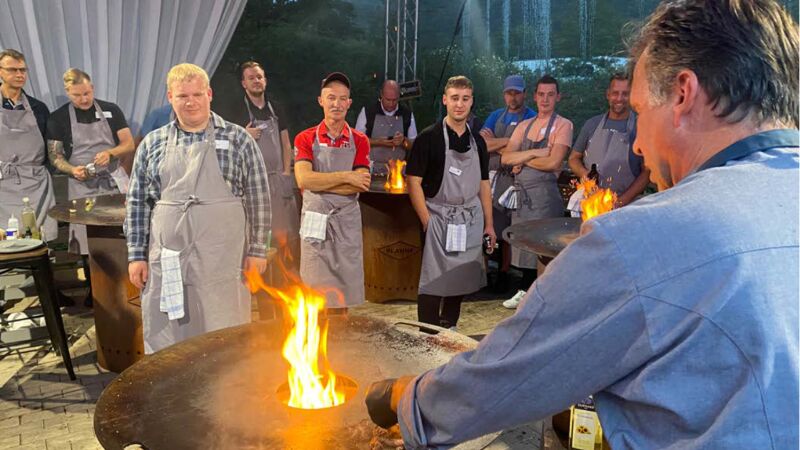 Das Bild zeigt die Gäste des MEAT & GREET um eine Feuerschale.