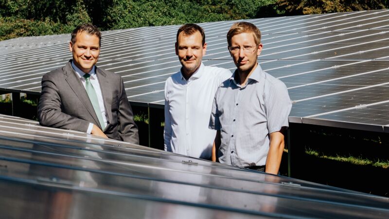 Das Bild zeigt Franz Kaldewei, Michael Rathaj und Carsten Zirk (v.l.) inmitten der neuen PV-Freiflächenanlage, die jetzt in Betrieb genommen wurde.