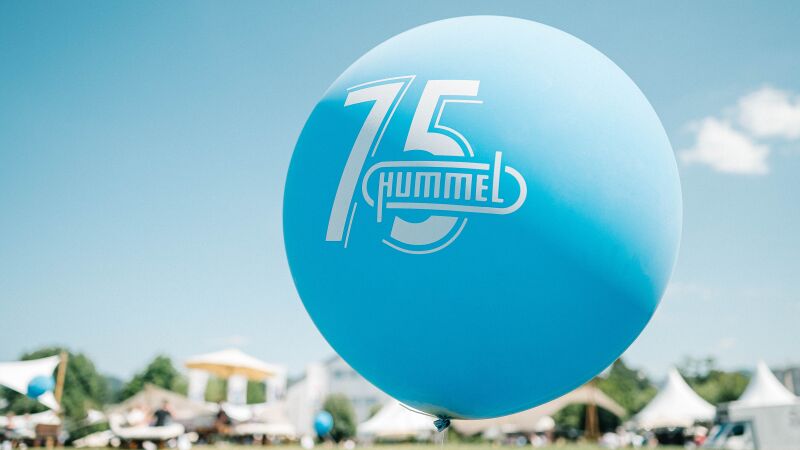 Das Bild zeigt einen blauen Ballon mit der Aufschrift 75 Jahre Hummel AG.