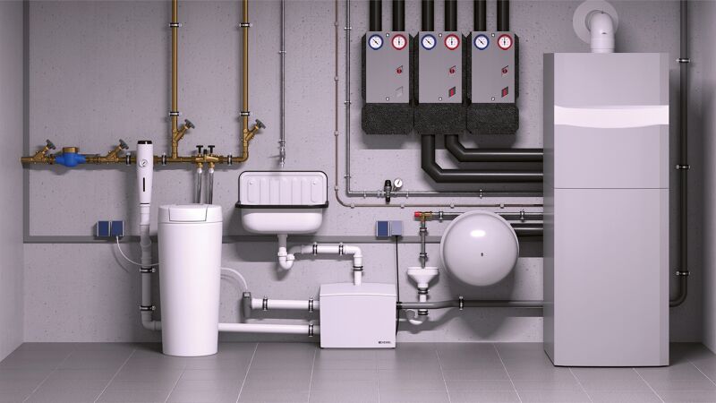 Das Bild zeigt einen Kellerraum mit Brennwertheizgerät mit kondensathaltigem Abwasser und Enthärtungsanlage mit Salzwasser.
