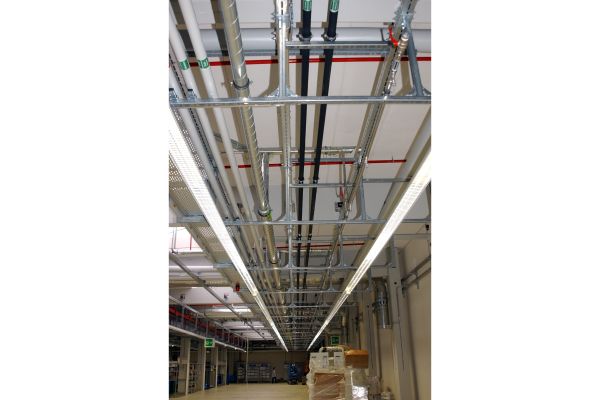 Deckenmontage unterschiedlicher Rohrleitungen und diverser Elektroinstallationen.