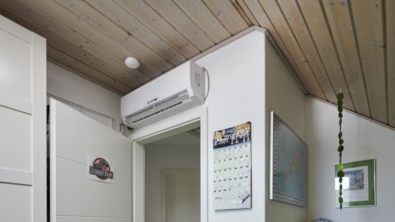 Ein deutlicher Komfortgewinn sind die zusätzlichen Klimageräte im Obergeschoss, die im Sommer ebenfalls über die Luft/Wasser-Wärmepumpe versorgt werden.