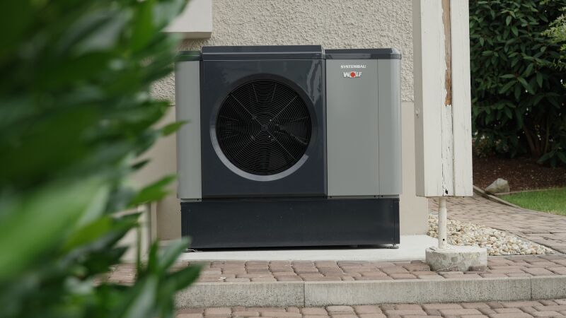 Für das Eigenheim im niederbayerischen Ortenburg ist eine Luft/Wasser-Wärmepumpe „CHA-07“ von Wolf bzw. eine Heizleistung von 7 kW ausreichend, um das Haus effizient zu versorgen.