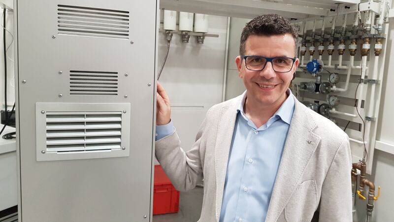 Alexander Dauensteiner, Product Line Owner bei Viessmann Climate Solutions SE, präsentiert im Forschungs- und Entwicklungszentrum von Viessmann am Stammsitz in Allendorf (Eder) einen Prototyp einer Brennstoffzelle für den Betrieb mit reinem Wasserstoff (H2).
