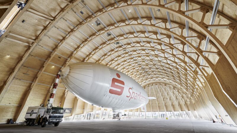 Die Wärmeübergabe in dem über 90 m langen und 26 m hohen Hangar gestaltete sich, dem Nutzungskonzept folgend, extrem herausfordernd.