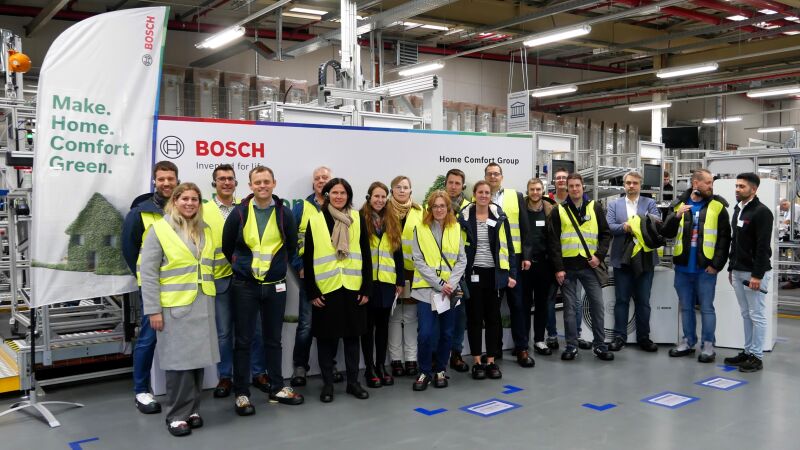 In 48 Stunden zur neuen Wärmepumpe von Bosch: So lautete das Motto der Pressereise im Oktober 2023, zu der Birte Lübbert (6. v. l.), Mitglied des Bereichsvorstandes im Bosch-Geschäftsbereich Home Comfort, die Teilnehmerinnen und Teilnehmer begrüßte.