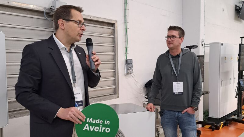 Made in Aveiro: Tino Hirsch (li.), Vertriebsleiter von Bosch Home Comfort in Deutschland, präsentiert die neue Generation von Luft/Wasser-Wärmepumpen.