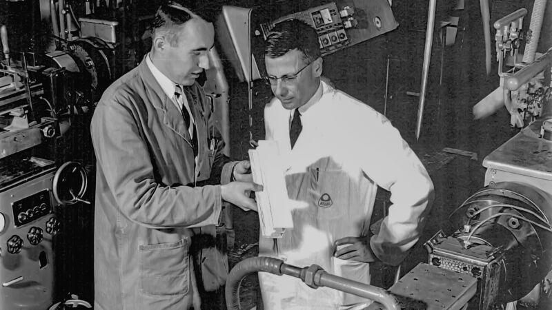 Das Bild zeigt den Pionier und Visionär Helmut Wagner (rechts), als er vor 75 Jahren den Grundstein für REHAU legte.