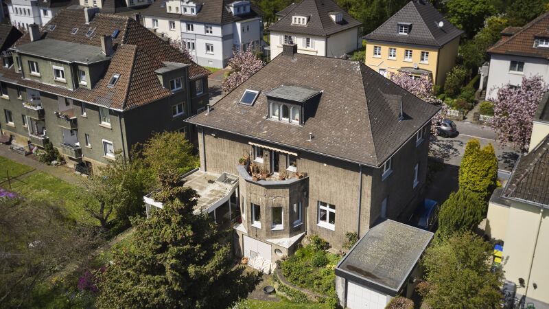 Mehr als 100 Jahre alt und Baustil-typisch für die damals prosperierende Industrieregion: die Stadtvilla von Familie Bähne in Schwerte.