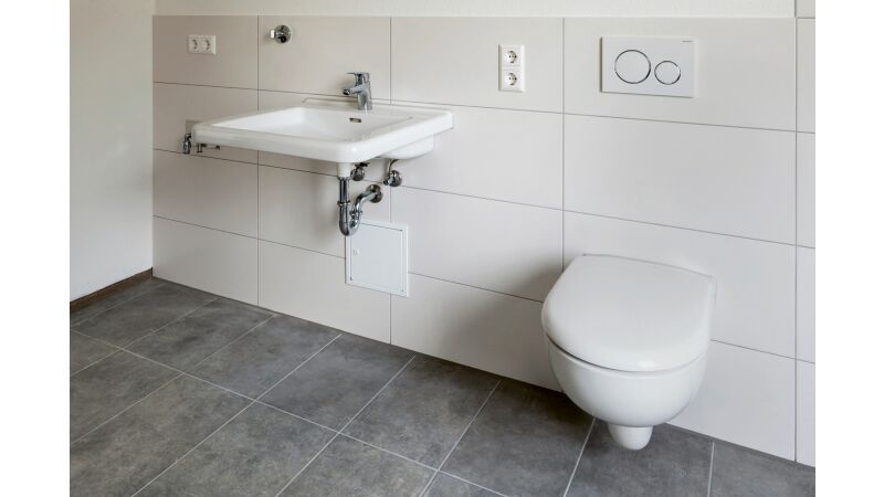 Das Bild zeigt ein „Renova Comfort Square“-Waschtisch und ein spülrandloses „Renova“-Wand-WC.