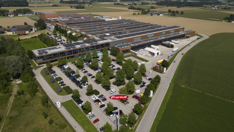 Mit der Erweiterung der Produktionsfläche in Sattledt nahe Wels wurden die Produktionskapazitäten bei Fronius signifikant gesteigert.