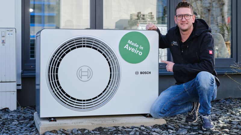 Installiert in Mühlheim am Main: SHK-Meister und Betriebsinhaber Oliver Petri mit seiner neuen Luft/Wasser-Wärmepumpe, die fortan das Firmengebäude schmückt – und natürlich auch beheizt.