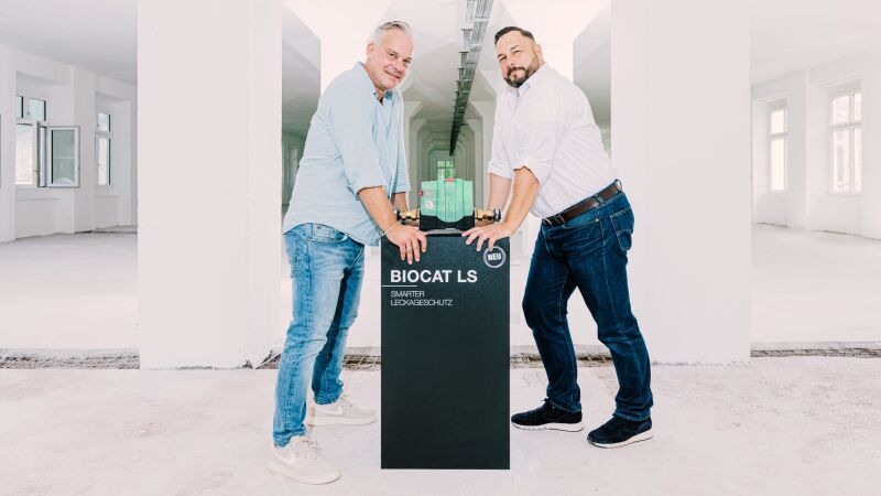 Das Bild zeigt Torsten Schmidt (Verkaufsleitung) und Alexander Piesche (Vertriebsleitung), die sich darauf freuen, die neue Produktlinie 