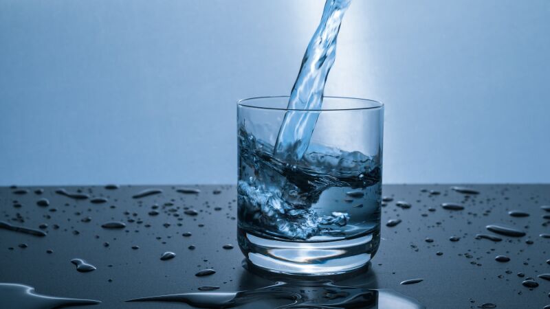 Das Bild zeigt ein Wasserglas.