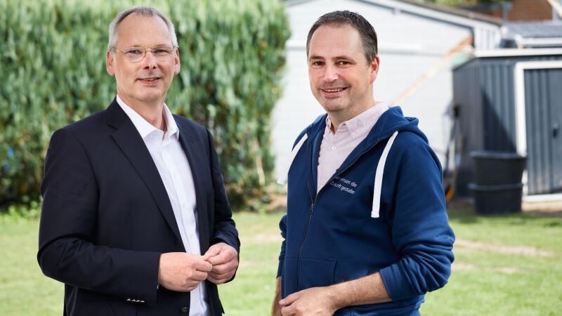 Gut zusammengearbeitet: Christian Filter, Leiter Buderus-Niederlassung Kiel (li.), und Jochen Wolf, Technischer Leiter der Rehder Heizungsbau GmbH.