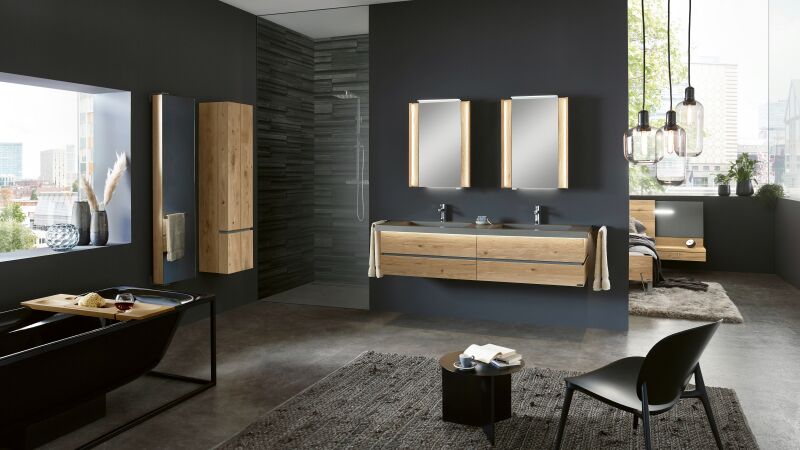 Das Bild zeigt Badezimmmer mit Spiegeln und Badmöbel.