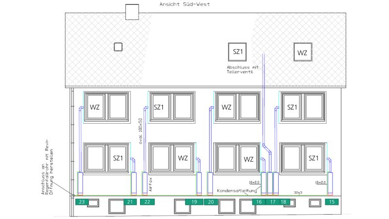 Straßenansicht: Süd-West-Seite. Planzeichnungen für die Luftleitungsführung (blau, schmalere Abschnitte) der umgesetzten raumweisen Lüftung. Im Sockelbereich sind die dezentralen Lüftungsgeräte (blau, breitere Abschnitte) angeordnet. SZ = Schlafzimmer, WZ = Wohnzimmer.