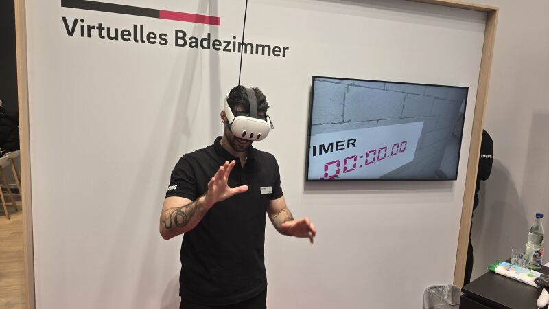 Das Bild zeigt einen Mann mit VR-Brille.