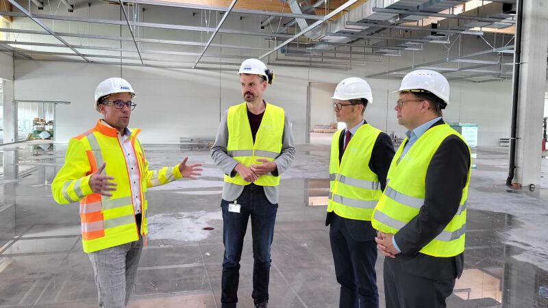 Das Bild zeigt JUMO-Geschäftsführer Dr. Steffen Hoßfeld und JUMO-Projektleiter Stefan Reith. Sie erläutern Stadtbaurat Daniel Schreiner und Fuldas Oberbürgermeister Dr. Heiko Wingenfeld die nächsten Schritte (v.l.n.r.).