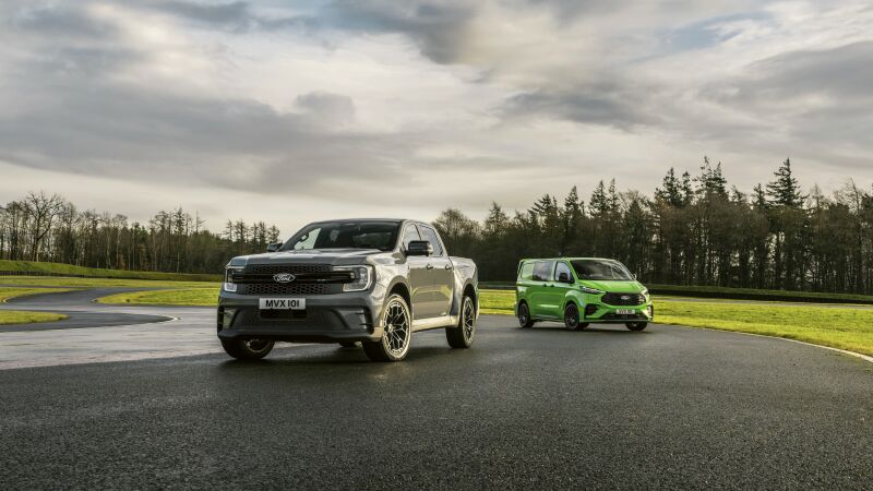 Das Bild zeigt Ford Ranger MS-RT und Transit Custom MS-RT.