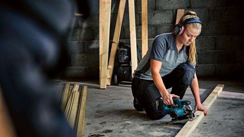 Das Bild zeigt eine Frau bei der handwerklichen Arbeit.