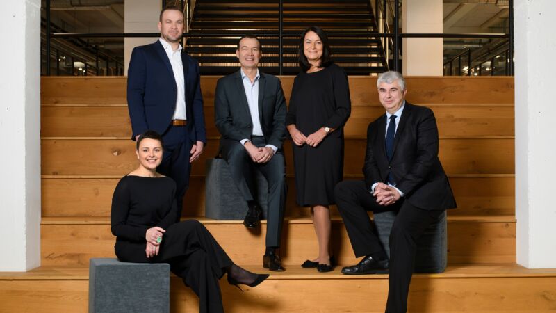 Das Bild zeigt Esther Jehle, Dr. Peter Domma, Georg Lörz, Gabi Schupp (CEO) und Dr. Markus Warncke (v.l.).