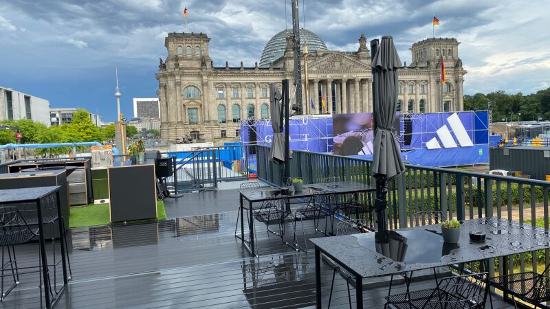 Blick zum Reichstag von der Terrasse der Adidas Hospitality.