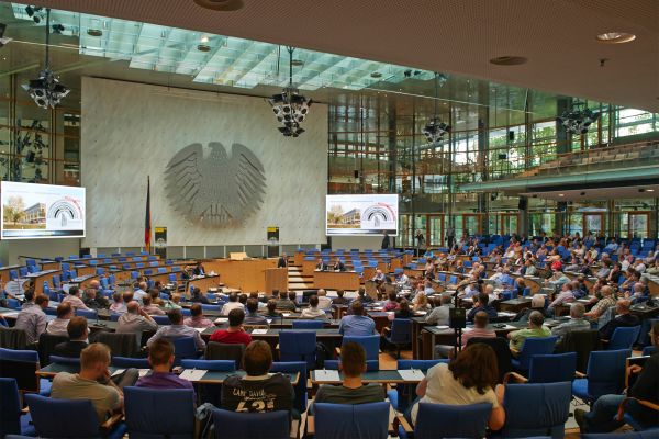 Den ehemaligen Plenarsaal des Bundestages füllte Viega zum Symposium in Bonn.