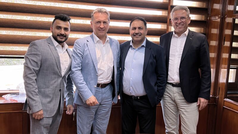 Das Bild zeigt Sahil Kapur (Geschäftsführer Nugreen Building Technologies), Stefan Grenzebach (Vorstandsvorsitzender KESSEL), Raman Kapur und Michael Feigl (Geschäftsführer KESSEL INDIA DRAINAGE PRIVATE LIMITED).