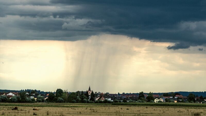 Das Bild zeigt Starkregen.