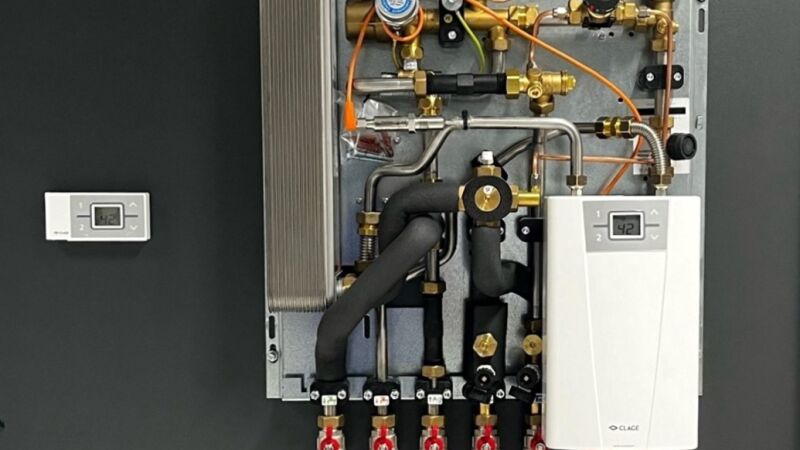 Das Bild zeigt die Hybrid-Wohnungsstationen „Uponor Combi Port M Hybrid“.