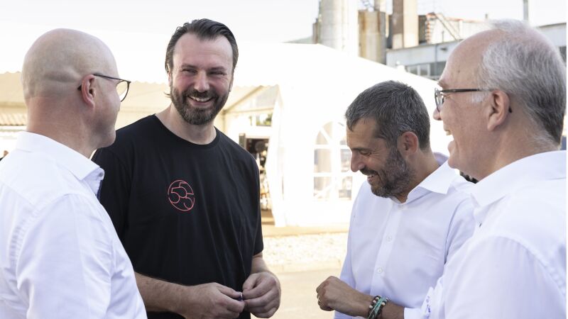 Das Bild zeigt Düker-Chef Kraxner (2. v.l.) im Gespräch mit den Ehrengästen Bürgermeister Fleckenstein, Landrat Legler und Dr. Hengstberger (v.l.)