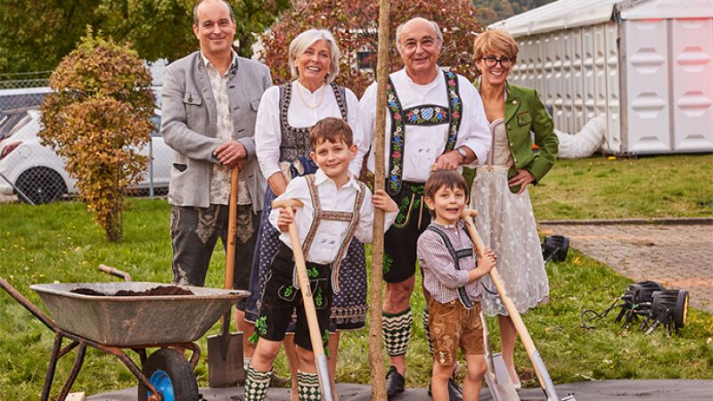 Das Bild zeigt Familie Lutz bei der Pflanzung des Ginkgo-Baumes.